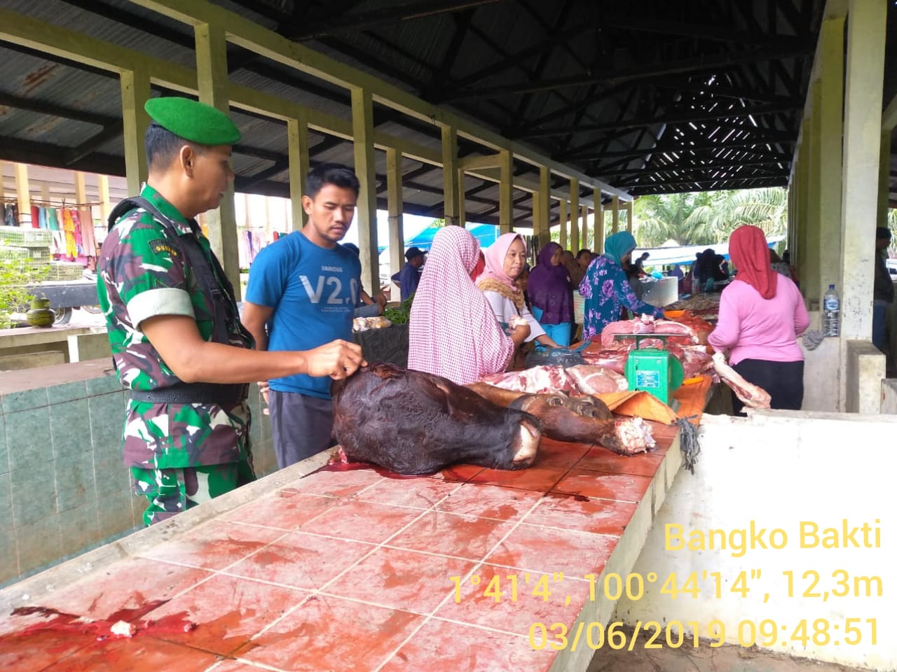 Jelang Lebaran, Babinsa Koramil 05/RM Pantau Harga Daging Di Pasar Tradisional