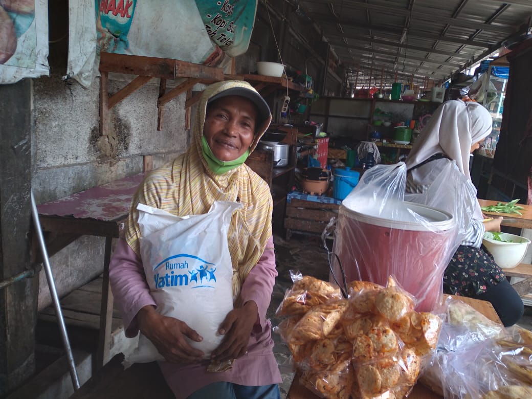 Rumah Yatim Cabang Riau Salurkan Bantuan Bahan Pokok Kepada Lansia Penjual Keripik Jengkol