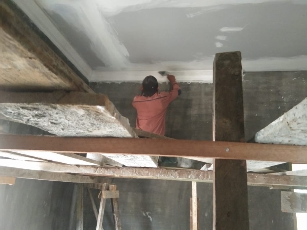 Satgas TMMD rehab rumah  Dede Anggraini masuk tahap pemasangan plafon gipsum