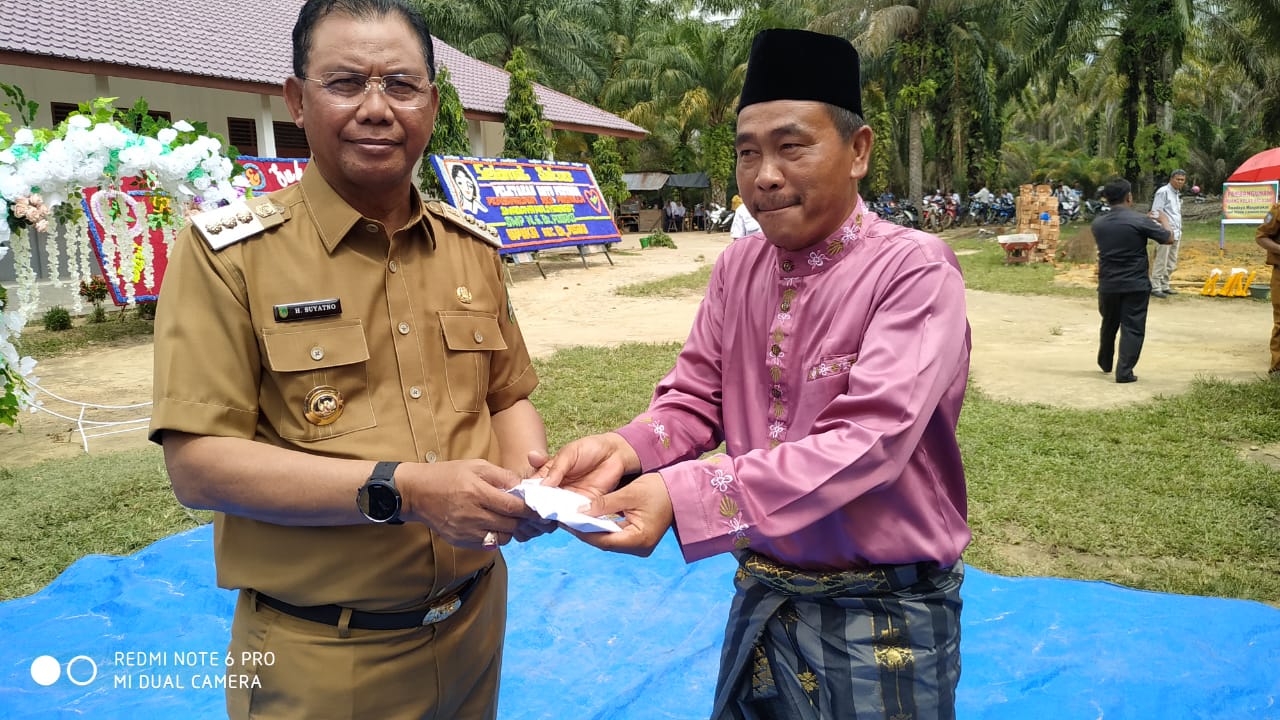 Bupati Rohil Resmikan Bangunan Swadaya Masyarakat SMP 06 Bangko Pusako