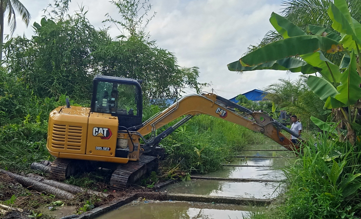 Bersih Parit, DLH Rohil Kerahkan Excavator Mini