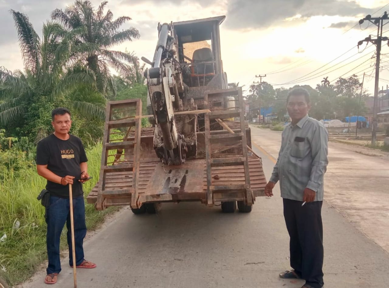 Warga Keluhkan Banjir,  Bupati Rohil Afrizal Sintong Langsung Turunkan Alat Berat