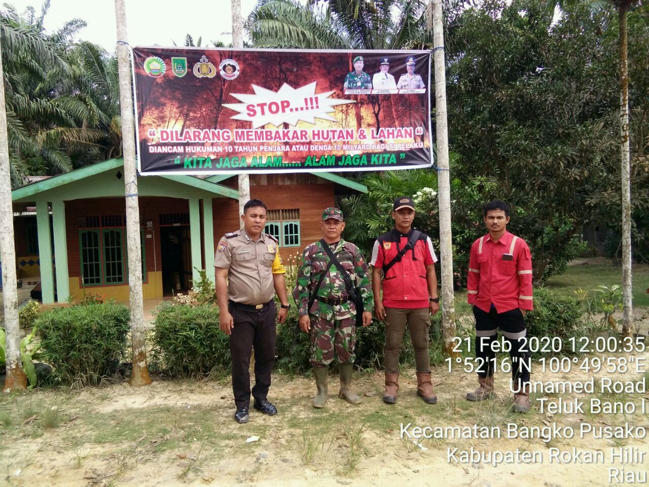 Babinsa Dan Bhabinkamtibmas Pasang Spanduk Larangan Membakar Lahan