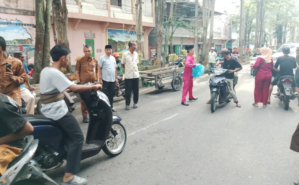 Kadis PUPR Rohil Bersama TP PKK Kompak Turun ke Jalan Bagikan Takjil kepada Warga Bagansiapiapi