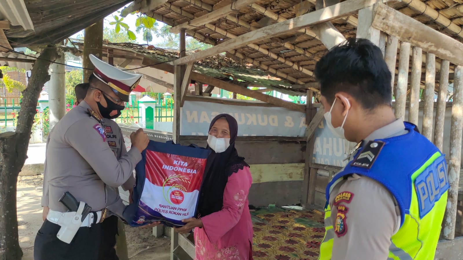 Satlantas Polres Rohil Berikan Bantuan PPKM Kepada Pedagang Kaki Lima