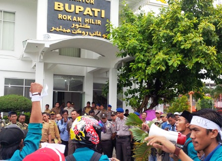 Mahasiswa Islam Rohil Serbu Kantor Bupati dan Dewan