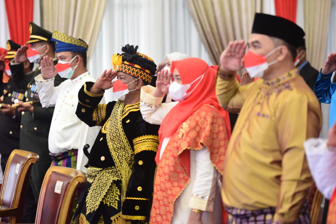 Sekda Kampar Ikuti Proses Penurunan Bendera Secara Virtual Dengan Presiden Jokowi