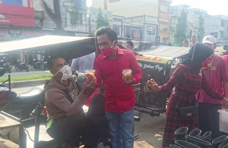 Maston dan Kader PDI P Rohil Bagi-bagi Jamu dan Masker di Bagan Batu