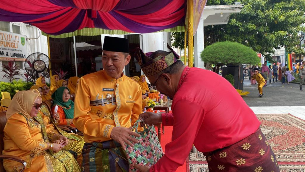 Pawai Ta'aruf MTQ ke XVIII, Kadis DLH Rohil Serahkan Bingkisan Hasil Daur Ulang Sampah Kepada Bupati Pawai Ta'aruf MTQ ke XVIII, Kadis DLH Rohil Serahkan Bingkisan Hasil Daur Ulang Sampah Kepada Bupati