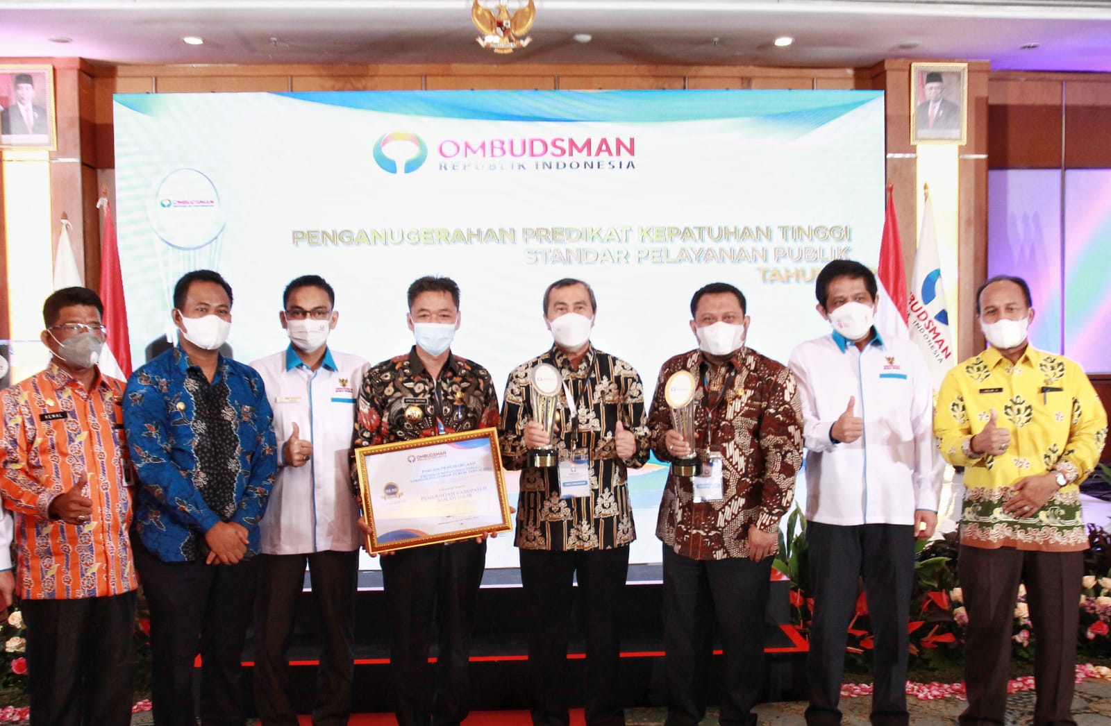 Bupati Rohil Afrizal Sintong Terima Anugerah Kepatuhan Pelayanan Publik Tahun 2021