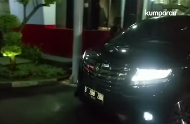 KPK Angkut Alphard dari Lokasi OTT Direksi Pupuk Indonesia