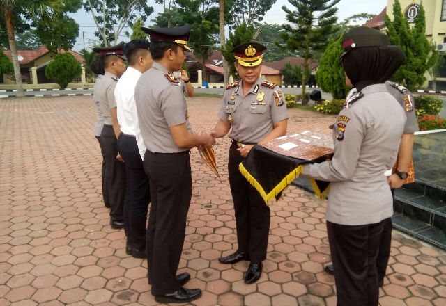 Kapolres Rohil Berikan Penghargaan Kepada Personil Berprestasi