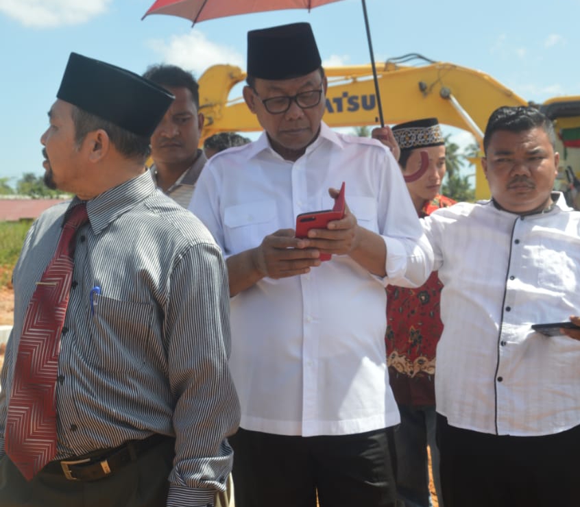 Bupati Rohil Suyatno Tinjau Pemancangan Cerocok Mesjid Cheng Hoo