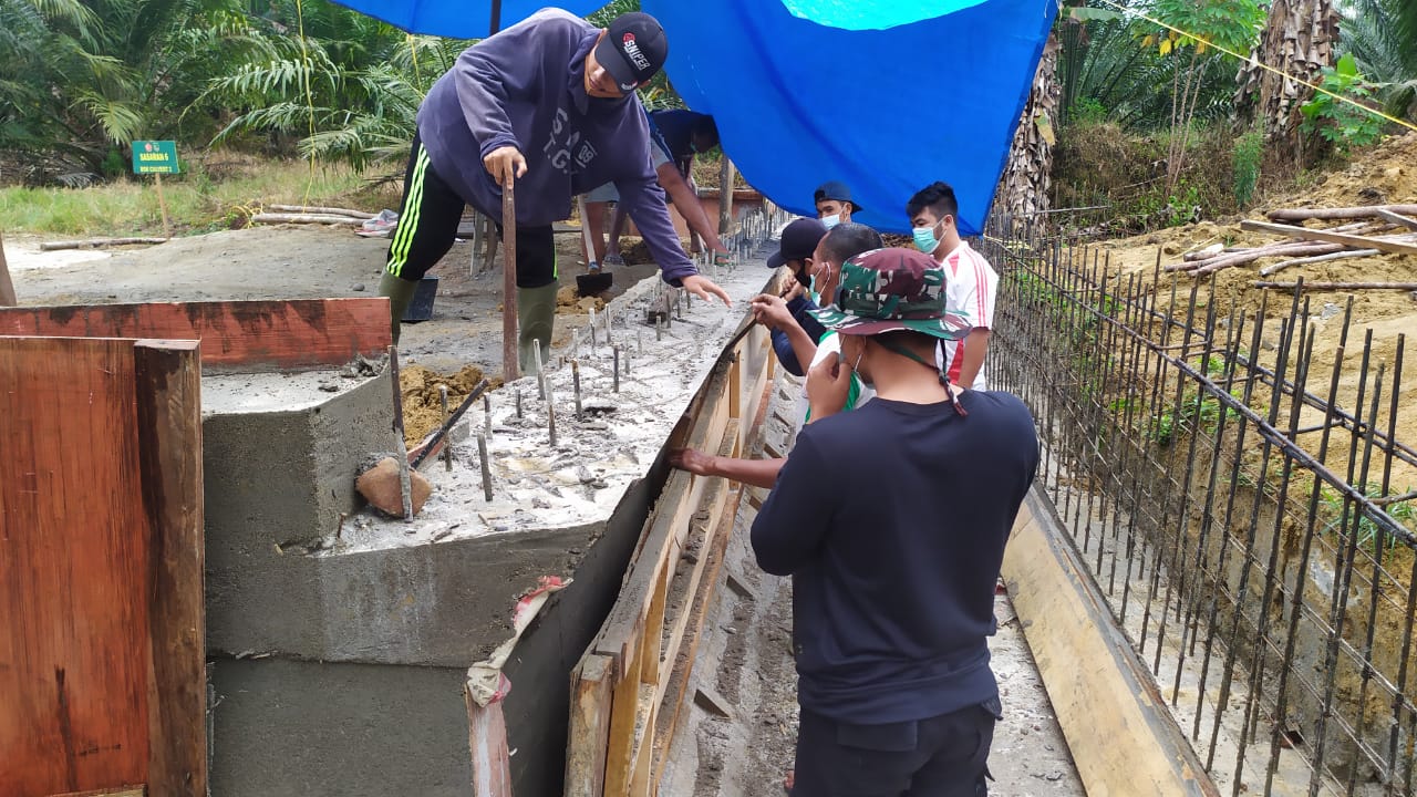 Goro Pembangunan Box Culvert, Antusias Warga Terus Meningkat Bantu TNI