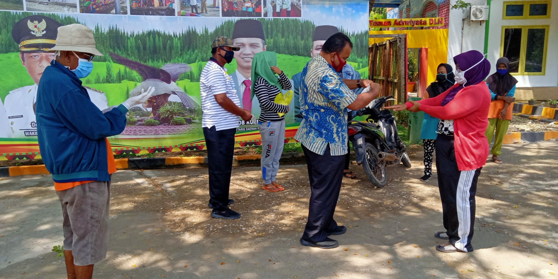Sebelumnya Bagi-bagi Masker, Sekarang DLH Rohil Bagi-bagi Sarung Tangan Sebelumnya Bagi-bagi Masker, Sekarang DLH Rohil Bagi-bagi Sarung Tangan