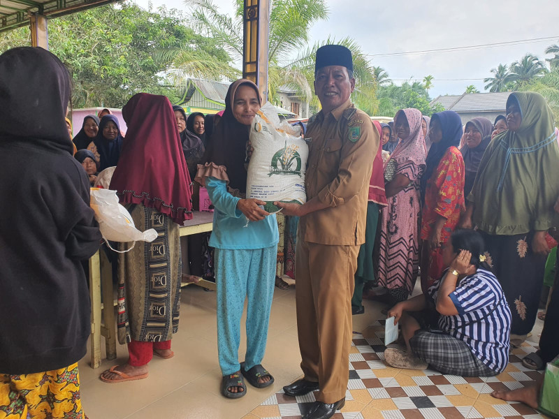 Penghulu Raja Bejamu Musfar Bagikan Bantuan BPNT