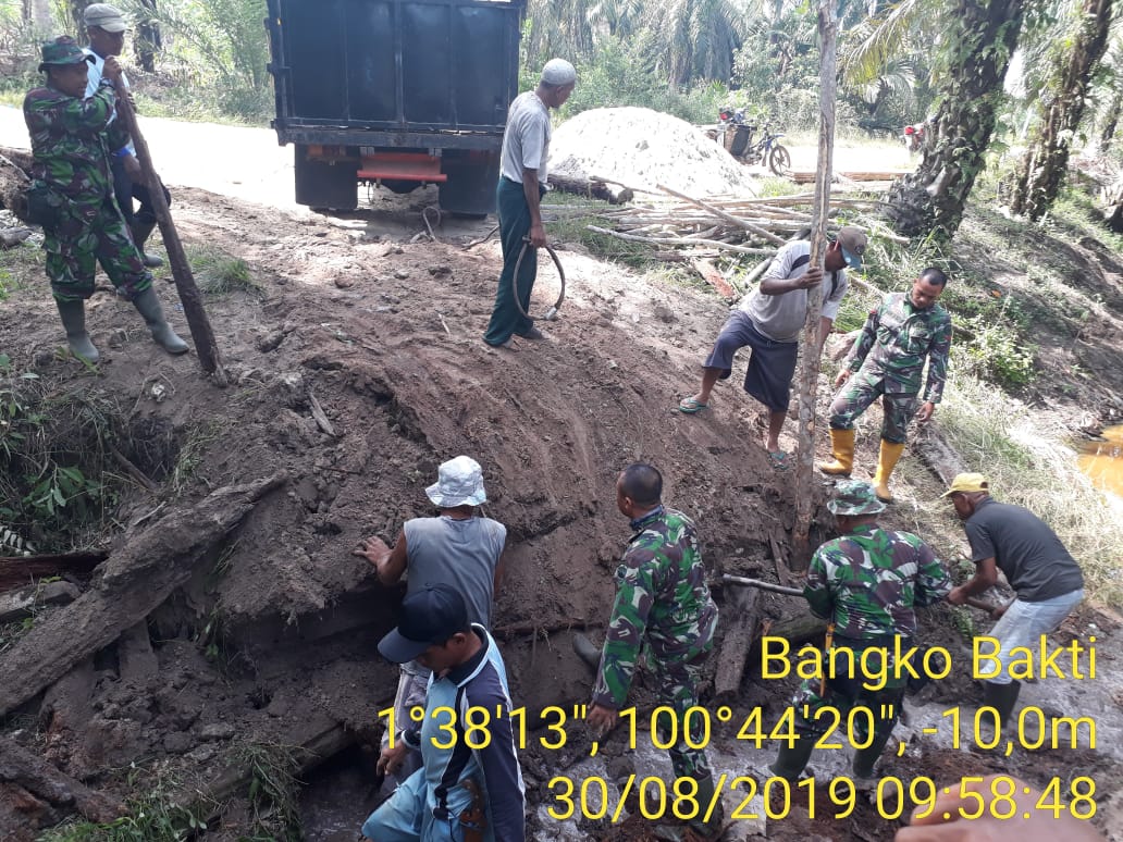 Babinsa Koramil 05/RM Goro Bersama Masyarakat