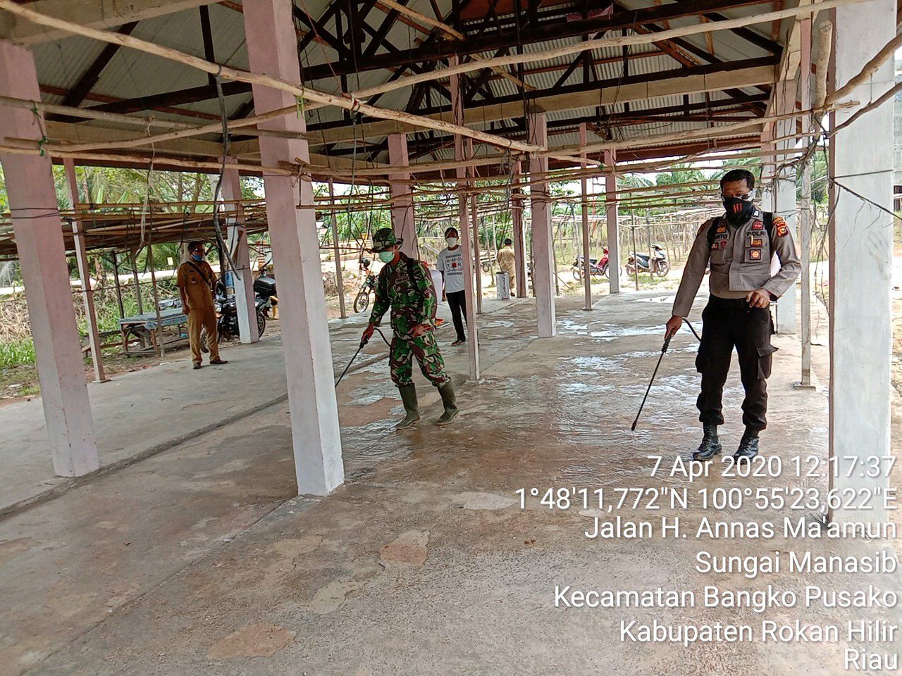Babinsa dan Bhabinkamtibmas Kompak Laksanakan Penyemprotan Desinfektan