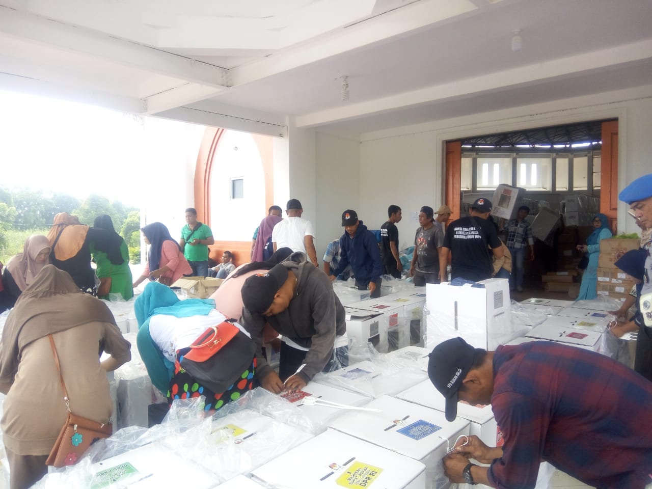 KPU Rohil Distribusikan Logistik Pemilu Di Empat Kecamatan