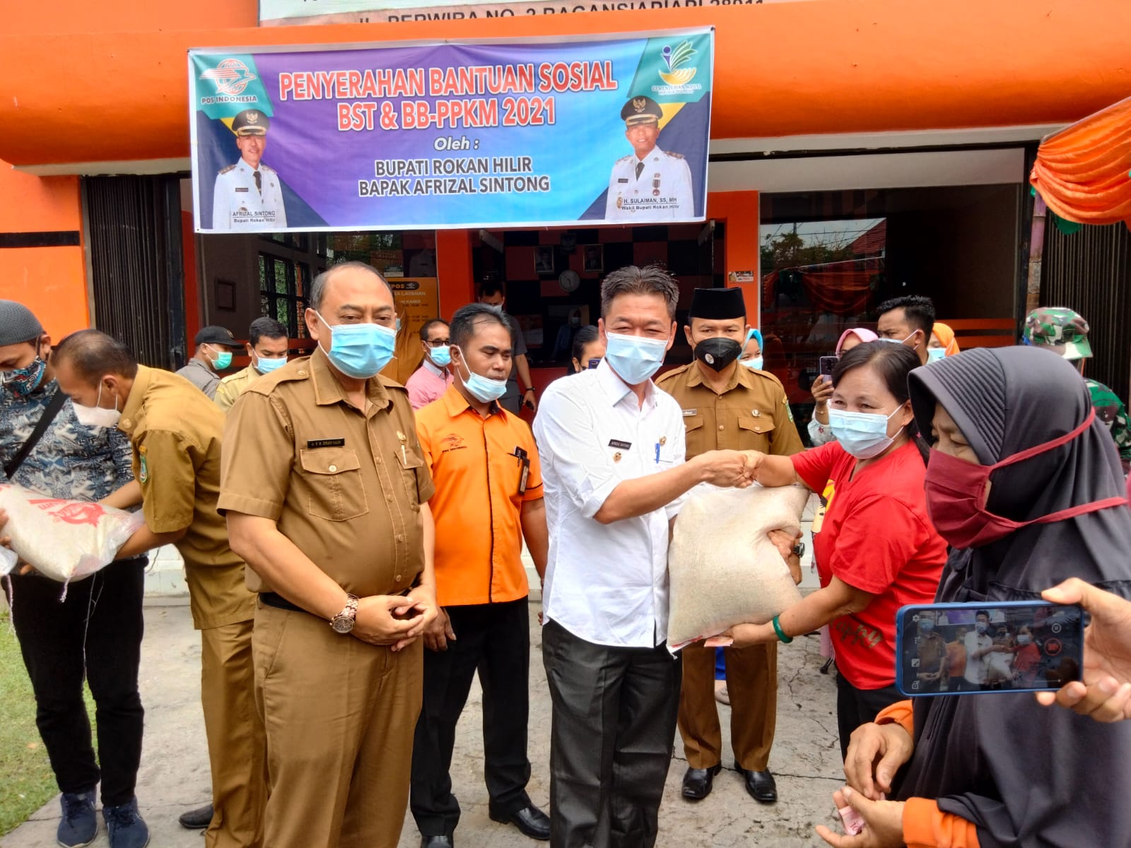 Bupati Rohil Afrizal Serahkan Bantuan Sosial Tunai dan Beras Miskin