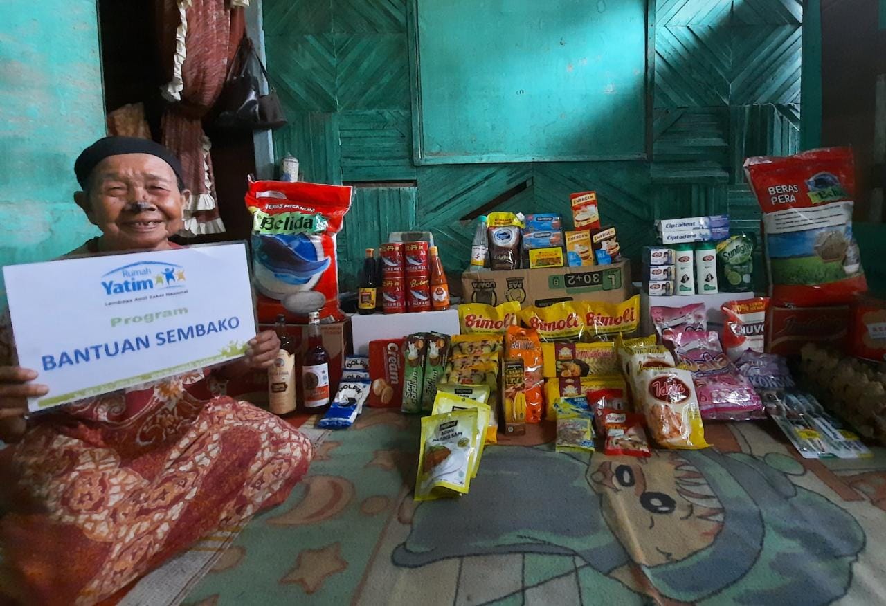 Rumah Yatim Riau Berikan Bantuan ke Nenek Minah