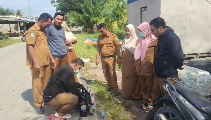 Turun ke Lapangan, Camat Sinaboi dan Pj Penghulu Raja Bejamu Tinjau Penyemprotan DBD