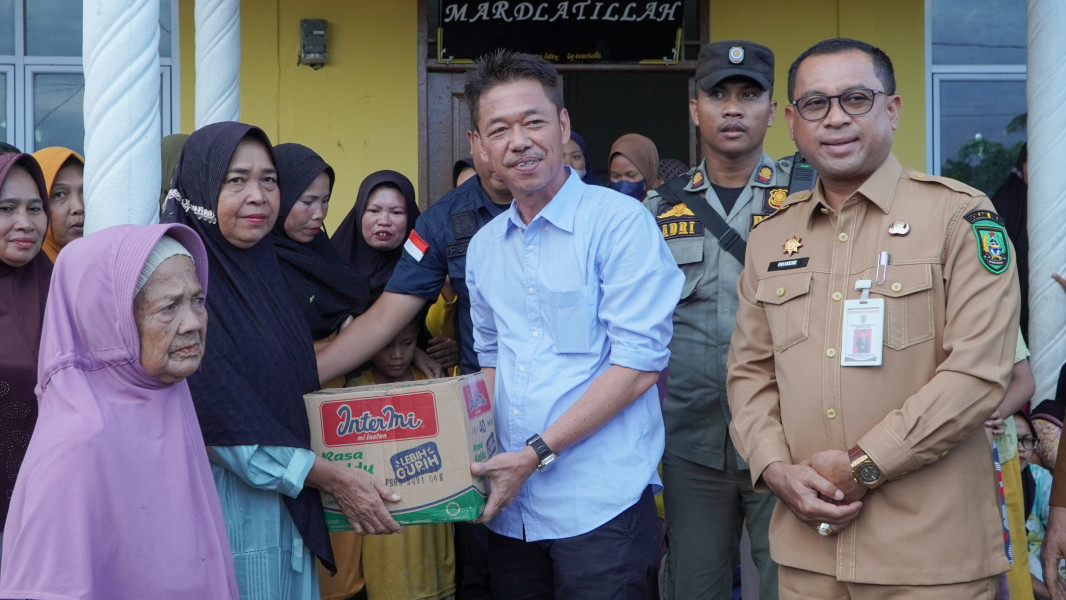 Bupati Rohil Tinjau Warga Bagan Jawa Yang Terdampak Banjir Serta Berikan Bantuan Sembako Bupati Rohil Tinjau Warga Bagan Jawa Yang Terdampak Banjir Serta Berikan Bantuan Sembako