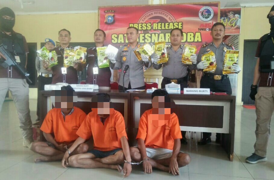 Polsek Panipahan Amankan 15Kg Sabu dan Tiga Tersangka Polsek Panipahan Amankan 15Kg Sabu dan Tiga Tersangka