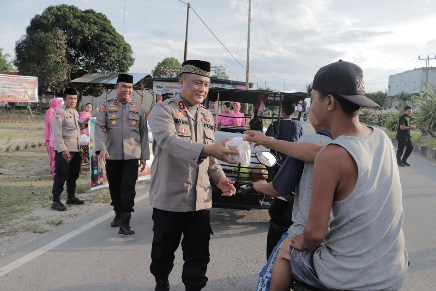 Ramadhan Berkah, Kapolres Rohil Berbagi Takjil kepada Masyarakat di TPTM