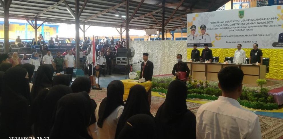 Bupati Rohil Serahkan SK P3K Tenaga Guru Dan Teknis Formasi Tahun 2022