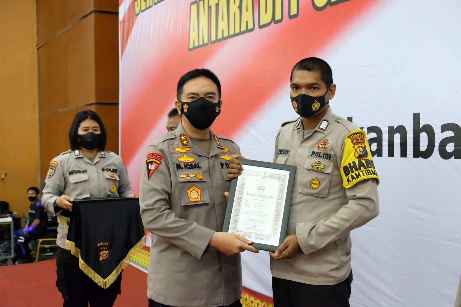 Kapolda Riau Berikan Penghargaan Kepada Babinkantibmas