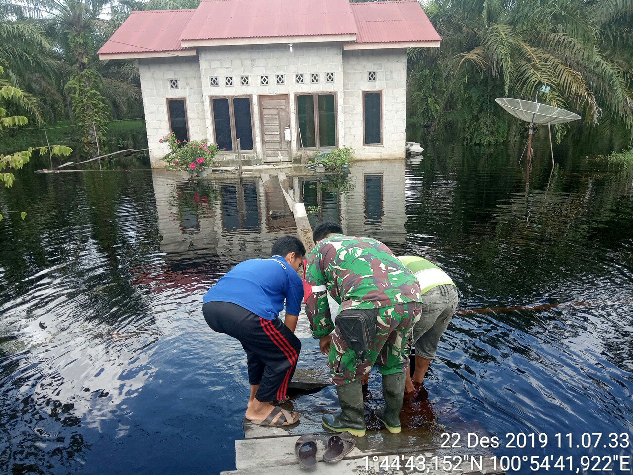 Halaman Rumah Warga Tergenang Air, Babinsa Koramil 05/RM Bantu Perbaiki Jembatan