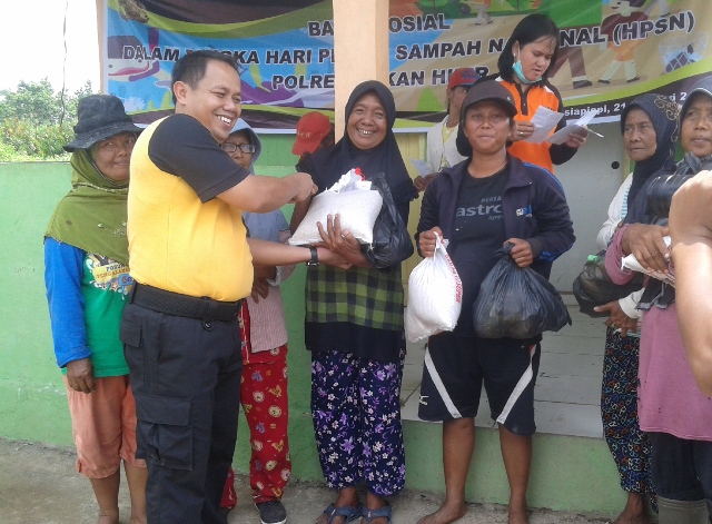 Peringati HPSN, Polres Rohil Adakan Baksos di TPA Bagansiapiapi
