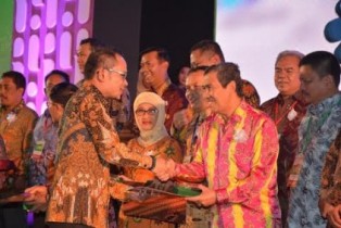 Bupati Siak Terima Penghargaan K3 dan SMK3