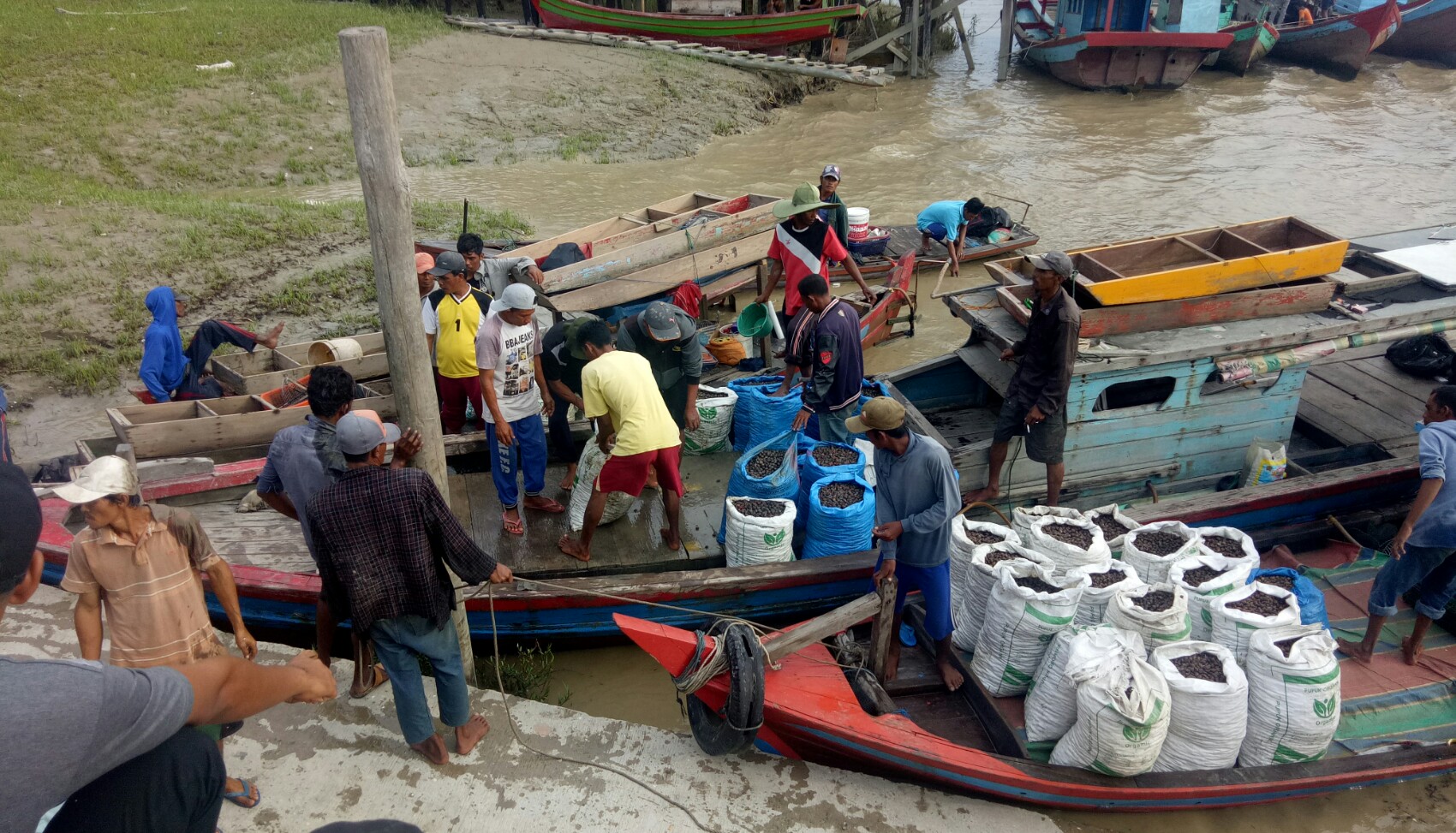 Kapal Karam!! 4 Nelayan Rohil Masih Dalam Pencarian