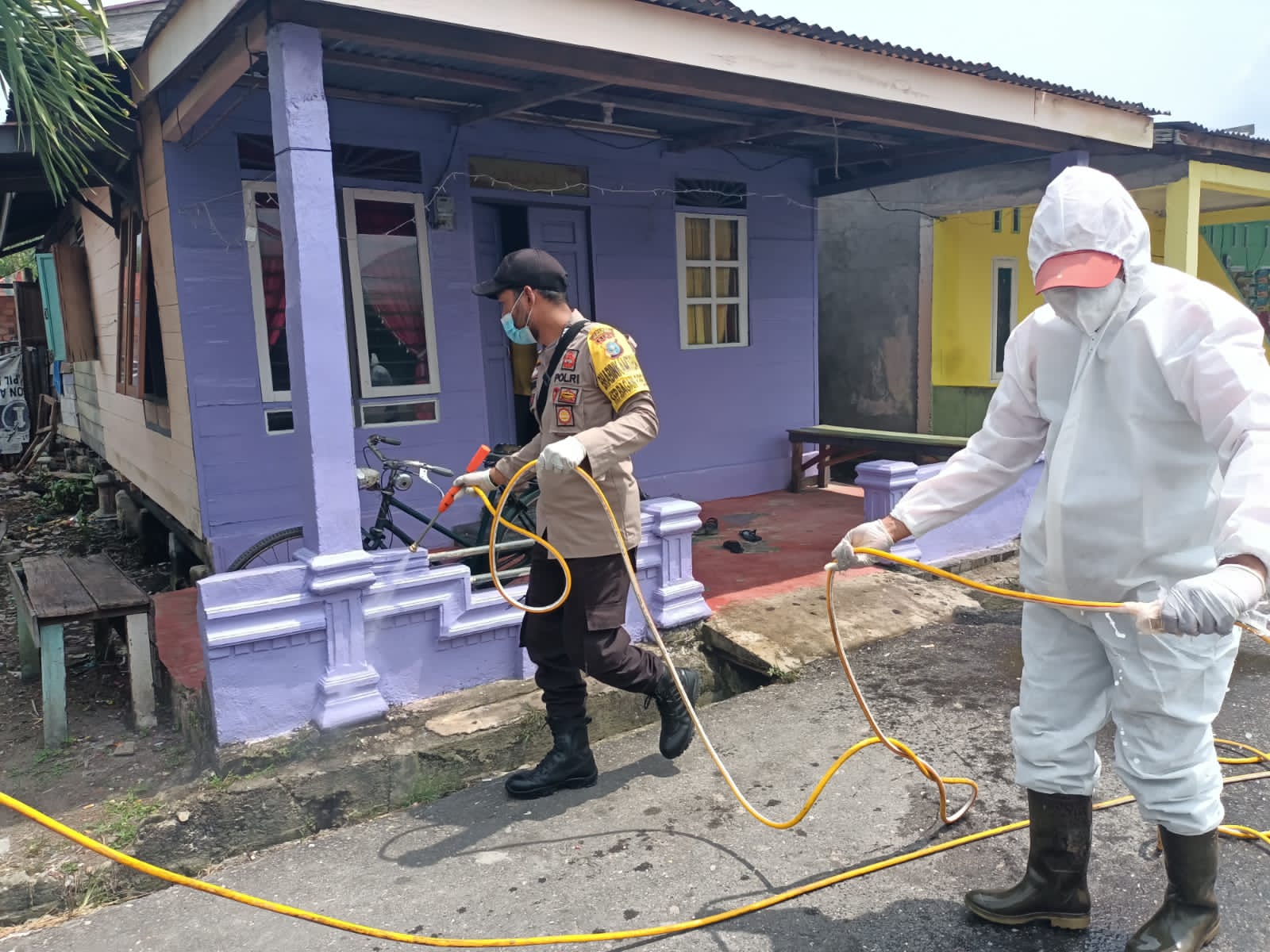 Antisipasi Penyebaran Covid-19, Polsek Bangko Laksanakan Penyemprotan Disinfektan