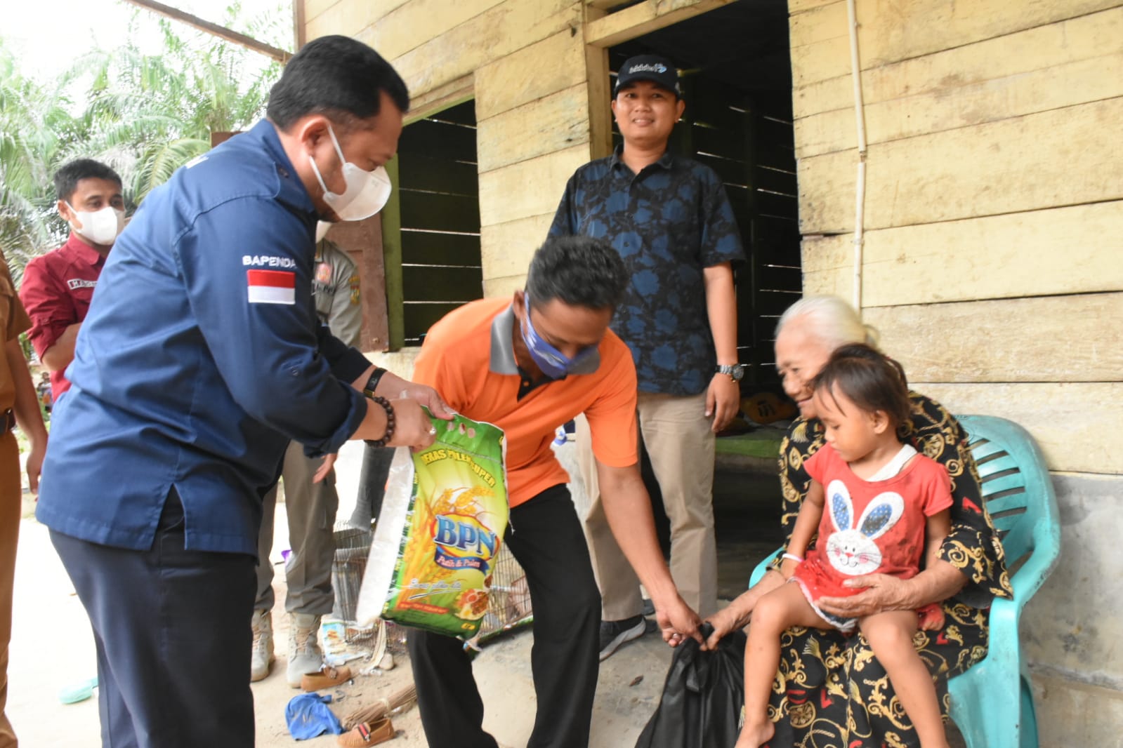 Peduli masyarakat Miskin, Bupati Kampar Antarkan Sembako Kerumah Warga Peduli masyarakat Miskin, Bupati Kampar Antarkan Sembako Kerumah Warga