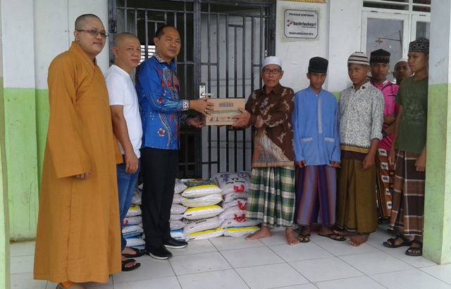 Jelang Imlek, Yayasan Vihara Buddhasasana Bagansiapiapi Bantu Warga Miskin Dan Panti