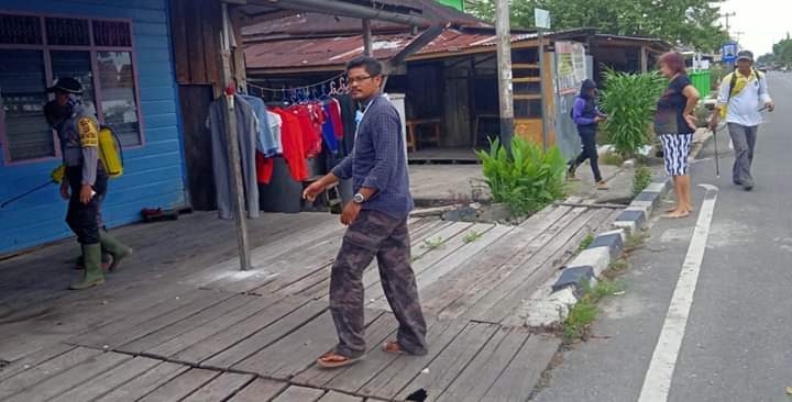 Cegah Virus Corona Ketua RT 13 RW 004, Hermansyah Semprot Rumah Warga