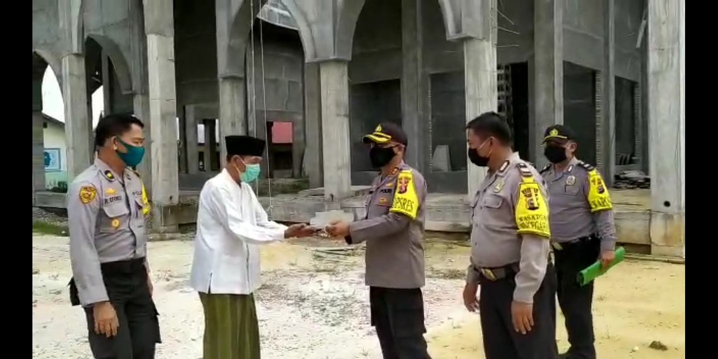 Dipimpin Kapolres, Lagi Polres Rohil Salurkan Zakat Profesi