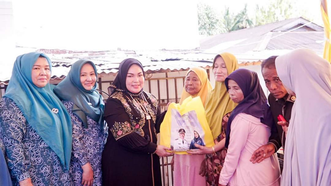 Peduli Masyarakat, Bupati Rohil dan Ketua PKK Bagikan Ratusan Paket Sembako
