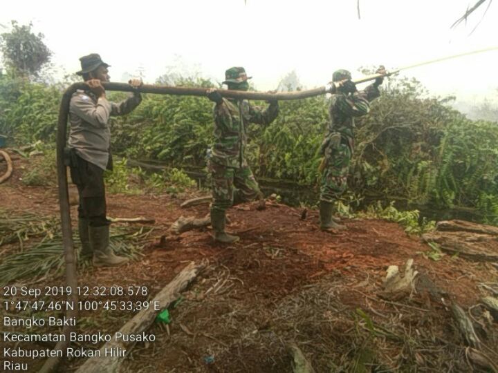 Koramil 05/RM Bersama Poksek Bangko Pusako Padamkan Api Koramil 05/RM Bersama Poksek Bangko Pusako Padamkan Api
