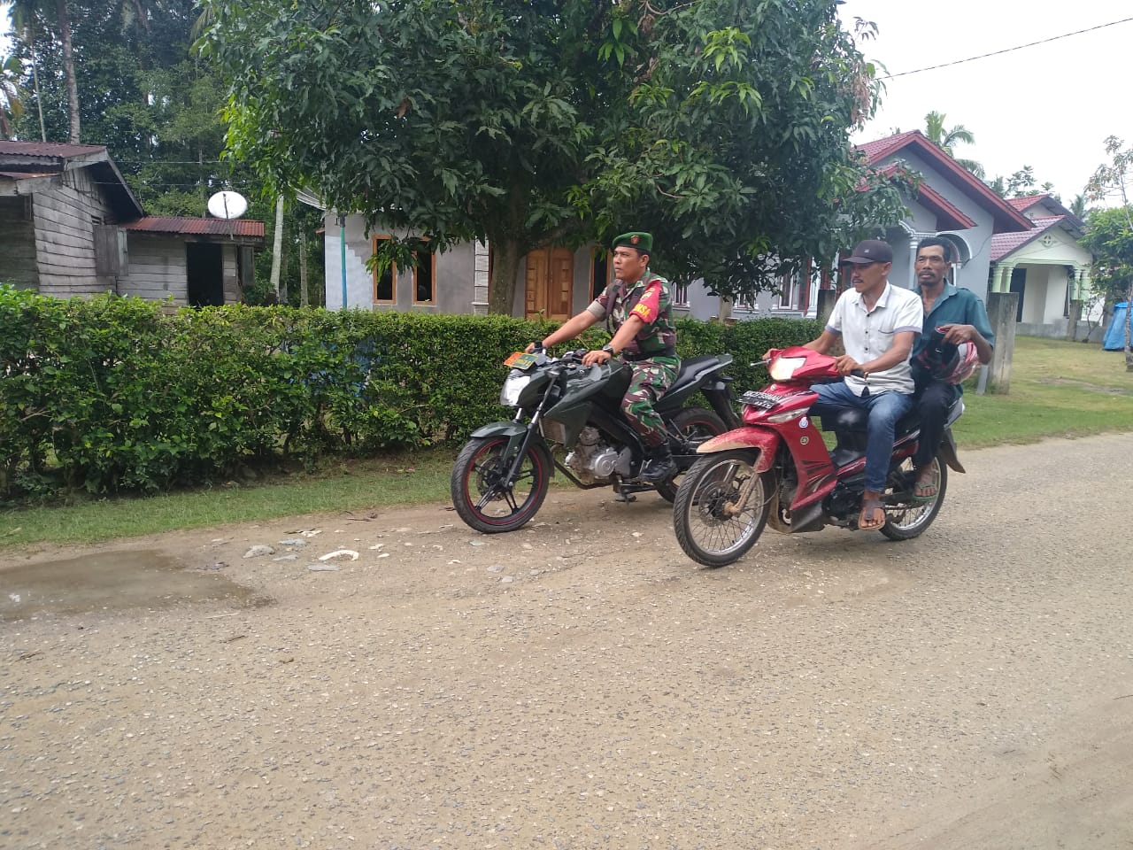 Jaga Keamanan Lingkungan, Babinsa Koramil 05/RM Laksanakan Patroli