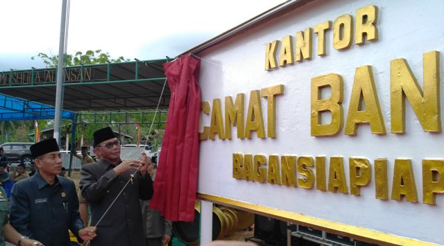 Bupati Rohil Resmikan Pemakaian Gedung Kantor Camat Bangko yang Baru