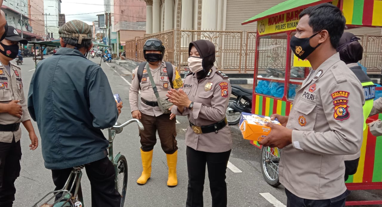 Gunakan Gerobak, Polsek Bangko Bagikan 100 Paket Nasi Kotak Kepada Masyarakat