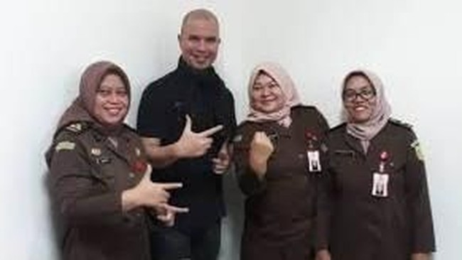 Heboh !!! Hakim Hingga Jaksa Foto Pose 2 Jari