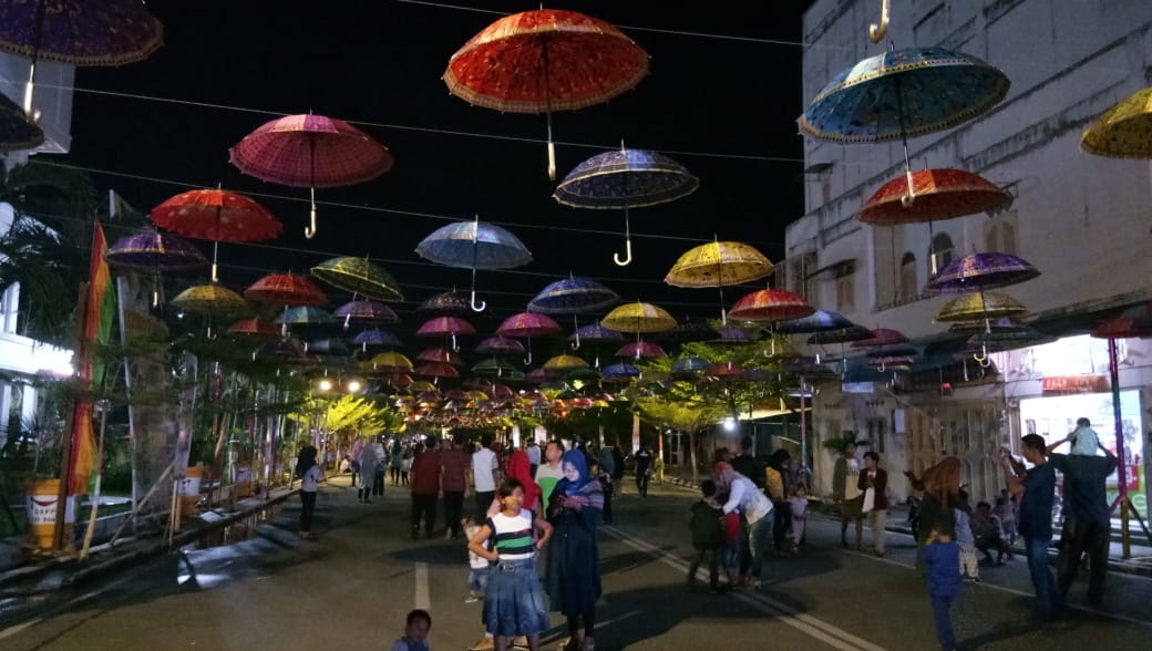 Dihiasi Ratusan Payung, Masyarakat Bagansiapiapi Ramai-Ramai Berswafoto