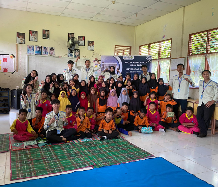 Kukerta MBKM Fisip UNRI Sosialisasikan Pemahaman Smartphone di SDN 007 dan 008 Sei Berbari
