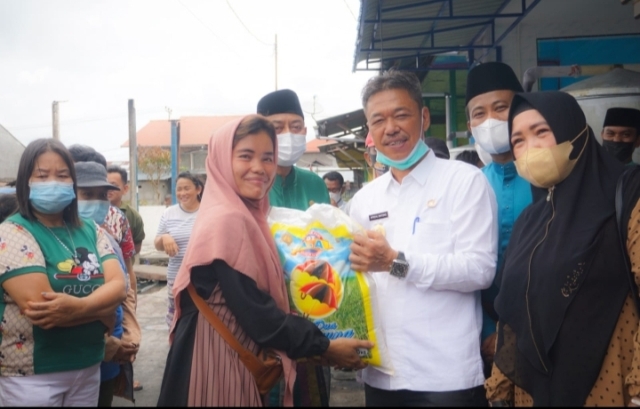 Bupati Rohil Afrizal Sintong Tinjau Lokasi 25 Rumah Yang Terbakar di Bagansiapiapi