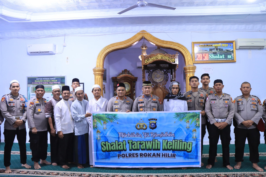 Shalat Isya dan Tarawih Keliling , Kapolres Rohil Berbaur dengan Jama'ah Masjid Nurul Iman